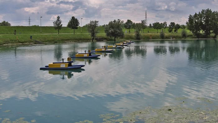 Jarun. Startna linija veslačke staze s pontonima startnih sudaca 2008. godine